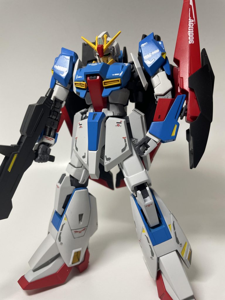 RG用のデカールを使用しました。今気付いたのですが、スミ入れの際右胸のダクトが割れてます‥。いつか修正します。