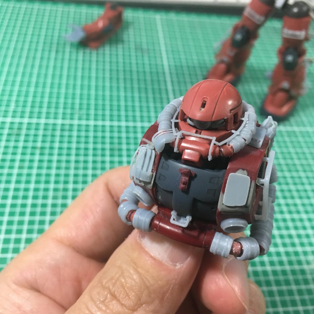 胴体の動力パイプも太くし、バランスを合わせます。