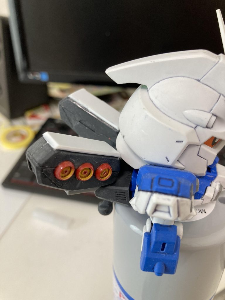 サザビーのファンネルコンテナにプラ板貼り付けて改造。隙間部分はパテを持ってヤスリで整えました。