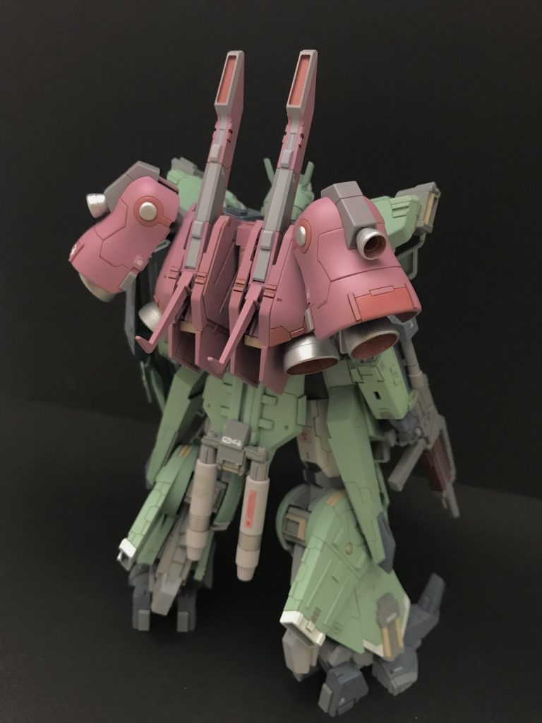 今回、工作は脳汁垂らしながらノリノリで進められたのですが、とにかく色で迷い、2回やり直すハメになりました。原因は明確。自分で設定したジェガン風というコンセプトが足を引っ張り、紫にしてもガンダムカラーにしてもなんかしっくりこず。結局ジェガン風にして落ちついたという訳です。ちなみにランドセルを奇抜な色にしたのは、リガズィカスタムからの影響です。緑と赤紫、意外といい気がします。