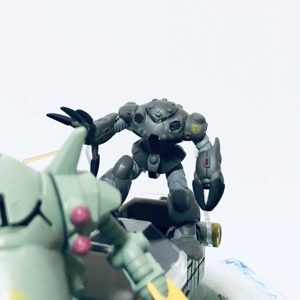 つづいて左後脚の、ズゴック小隊の二番機。そのままでは微妙にコンテナ部への収まりが悪いので、足の関節を切断→ハンドドリルで穿孔→針金で再接続→パテ盛り整形、と意外に手を掛けています💦