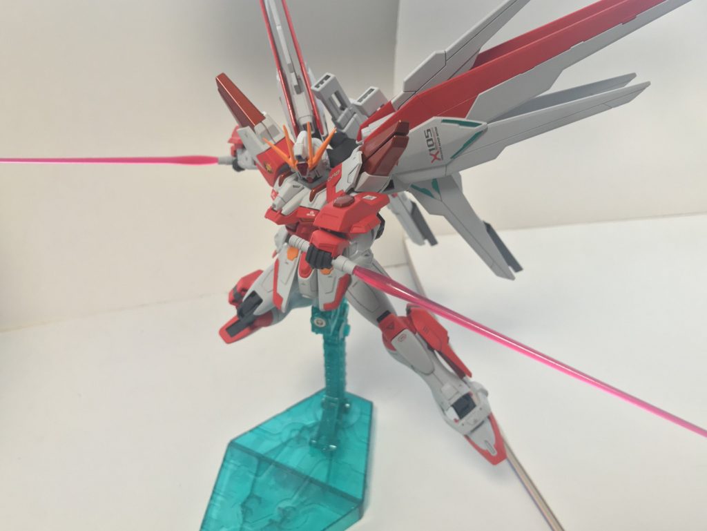 ビームサーベル。標準的なビームサーベルであり、普段は腰部にマウントされているが、これはあくまでも緊急避難的な、バックパックに損傷をきたしても戦闘が継続できるように装備されたものである。前世代機においてはバックパックにギミックを集約させすぎたことに対する反省から、本体側にも最低限の武装を回している……らしい。