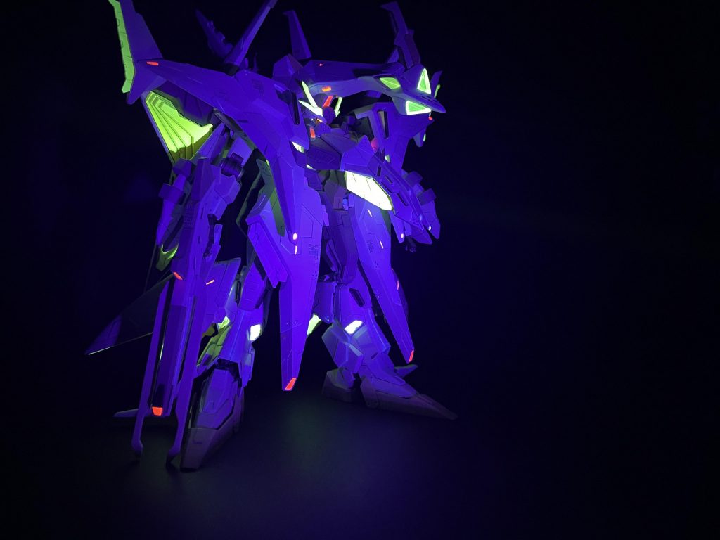 前述の通りフライトユニット部、カメラ部、センサー部？を蛍光塗料にて塗装してますのでUVライトで発光します。劇中のシーンが忘れられずまたも蛍光色を思い切り使ってしまいました🤭 