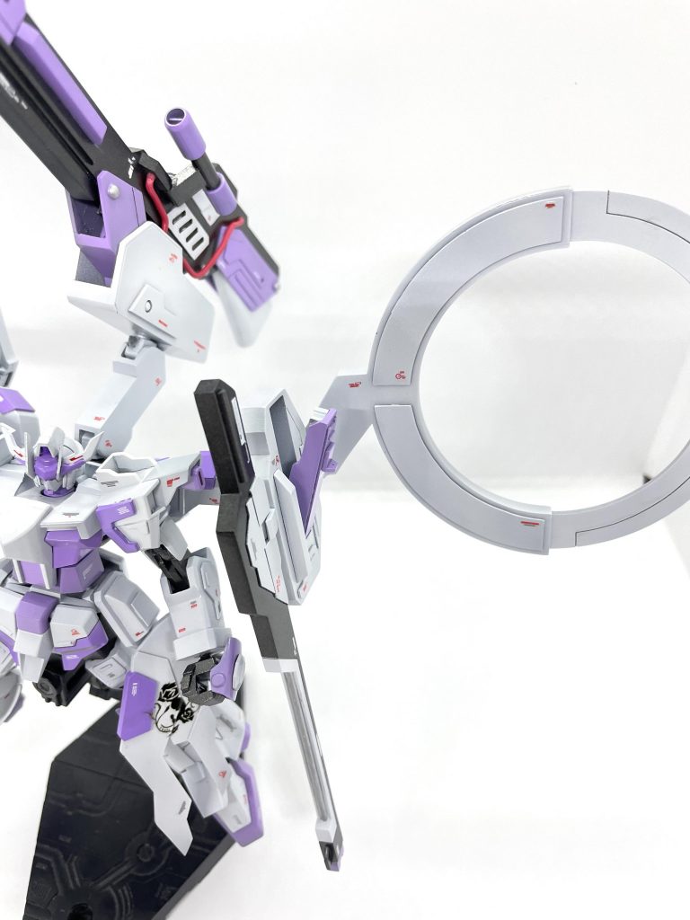 バインダーにはビームサーベルが収納されています。