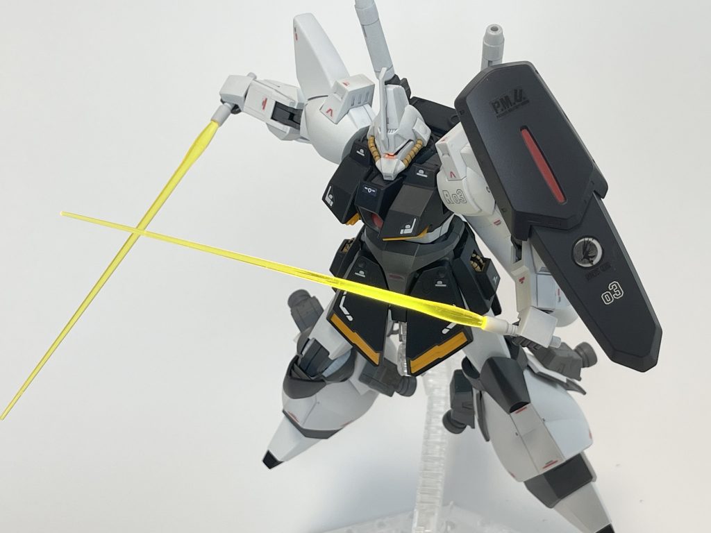 肩アーマー内に通常のビームサーベルも格納されているため運用可能。大型あるのに使うのか微妙ですがキャノンと同時使用できる利点がありますかね。しつこいですが見づらいながらも発光しています。なにげに当チームのチームエンブレムとPMU（ガンダムゲーム、バトオペ2のプレイヤー所属組織）のデカール自作をしまして、シールドにご注目。ちょっと小さくて分かりにくいかな。