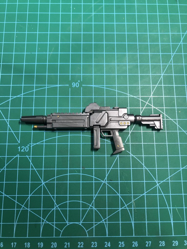 今まで武器は塗装しただけでしたが、ディテールアップに挑戦リ・ガズィカスタムの隣に並べられる武装がコンセプトとして作って見る事にしました。