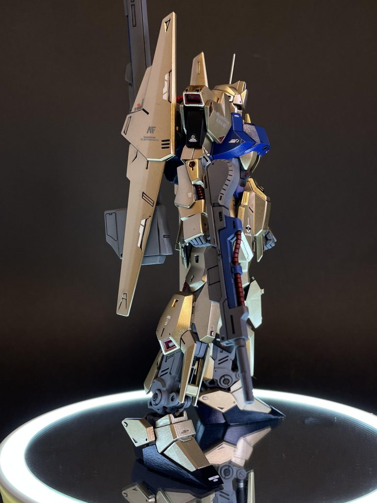 右側面ですよ塗装に関しては概ね満足しております〜笑肩部外側や、脛部内側の一部をマットブラックで塗装し、メリハリをつけてみました。この塗装の切替えは、自分的にはかなりスタイリッシュでカッコイイと思っておりますよ。全身のゴールドと、フレームのグレーをツヤの有無でメリハリをつけるのは、最初から考えていたものですが、このマットブラックが部分的に映える感じは大成功だったなと。ただ、ゴールド塗装は初めて挑戦で、ツヤツヤに塗装するためには、表面処理と、エアブラシの扱いには、技術不足を痛感しました。毎回のことですが、キット一つ作り上げるということは、大きな勉強になりますね〜。