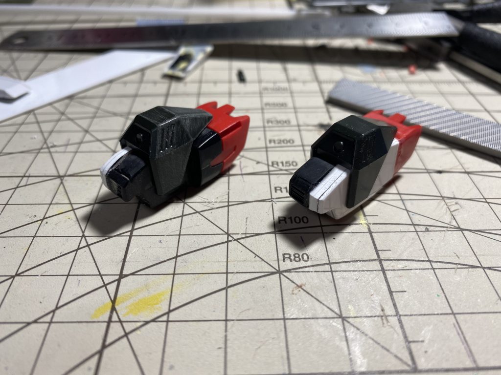 肩のブースタージャンクのエールストライカーと(多分)フォビドゥンの前腕部などで作成 