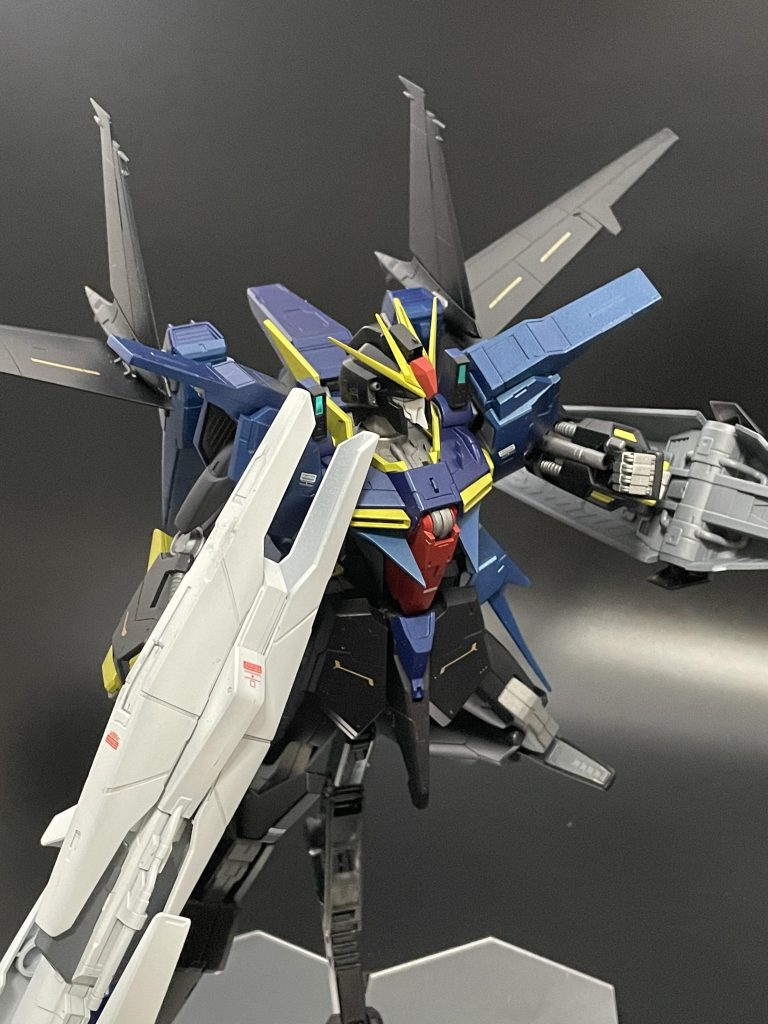 脇に抱える方に担ぐことも出来ますがそこそこ重量があるのでこの状態で飾り続けるのは厳しいです。