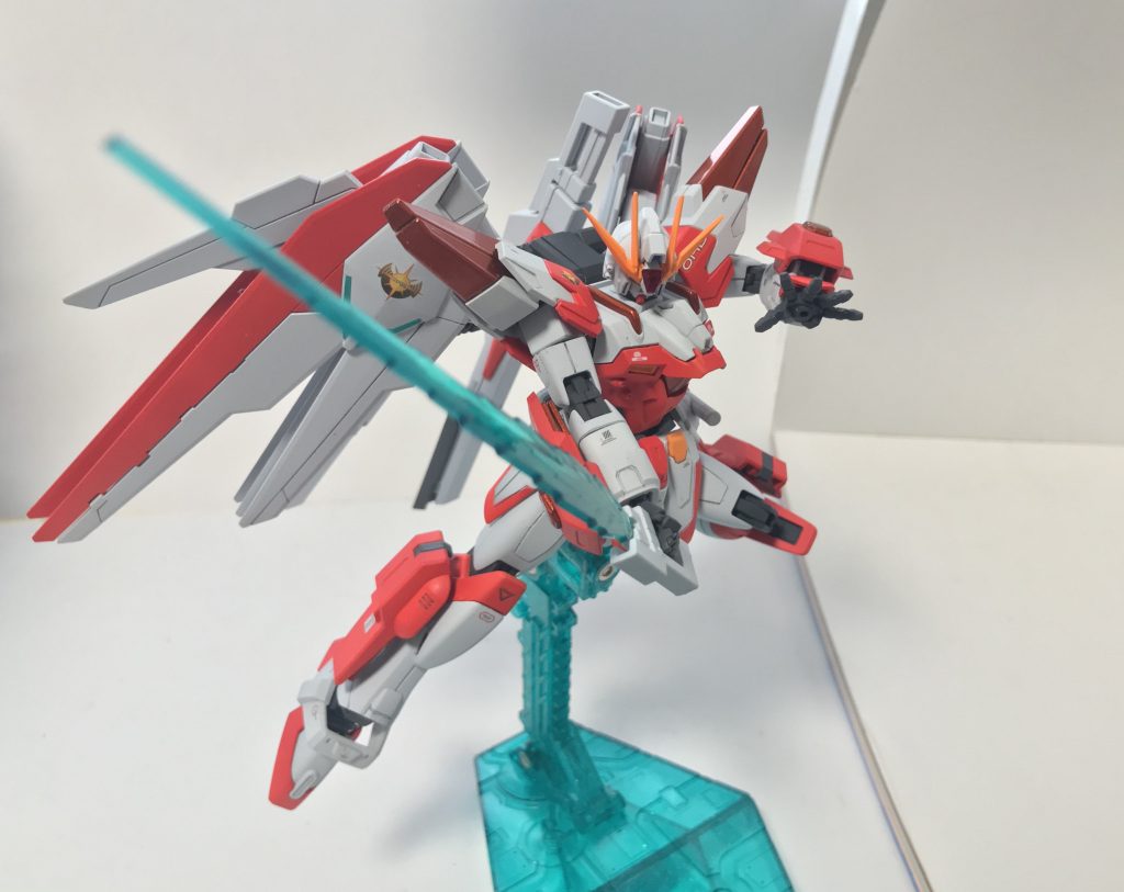 リュミエール・ザンバー。アルミューレ・リュミエールを攻撃兵装に転化させた装備であり、前世代機では腰に一振りだけ装備させていたものをソルサテライトキャノンの後部に二本装備させたことで、余剰出力によるエネルギーチャージが迅速になったほか、二刀流ができるようになったことで、更に堅固なバリア兵装を貫通することも可能となっている。