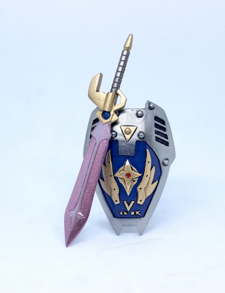 魔法剣ジオンスレイヤーとアルガスシールド。ジオンスレイヤーはバーサルソードをベースに作成。アルガスシールドはほぼプラ板でスクラッチしました。