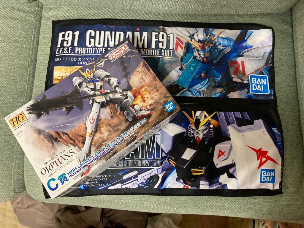 最初はGセルフを組むつもりだったんですが、蓋を開けたらクリアパーツが使用されている事実に気付いて一旦中止。今までクリアパーツなんてビームサーベルのエフェクトくらいしか触って来なかったものですから、どう処理して良いかわからずに立ち往生。で、先日1番くじ3回で引き当てたC賞のバルバトスがいたので、これのクリアパーツでやすりがけとか練習してみようという軽〜い気持ちでした。ちなみにくじの残り2回はタオル賞だったのですが、これはこれで結構嬉しかったです。