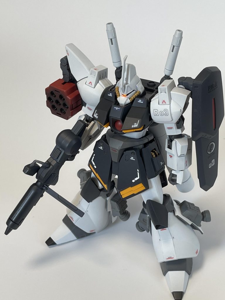 機体名のガルバルディBはβと形のよく似て非なるもの、機体色の白（Blanc:フランス語で白）の両方の意で当てています。厚そうな胸板装甲や高出力っぽい胸部追加ダクト、スカートの追加スラスターなど、性能向上型としてはHGBDのガルバルディリベイクのボディがちょうど良さそうなので利用しました。なおガルバルディβのボディはU.C.0087にもなって脱出装置がないらしいです…原作設定を考慮してもアップデート必須の部位ですね。　ゲルググのマイナーチェンジみたいな古めかしいライフルもザクⅢ改と同型の最新式に交換。