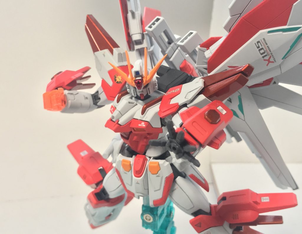 額はストライクスフィーダと同様にクリアレッドになっております。今回はメタリックオレンジ部分をタミヤカラーのメタリックオレンジにガイアカラーのクリアオレンジを上掛けすることで一段色を濃くしています。