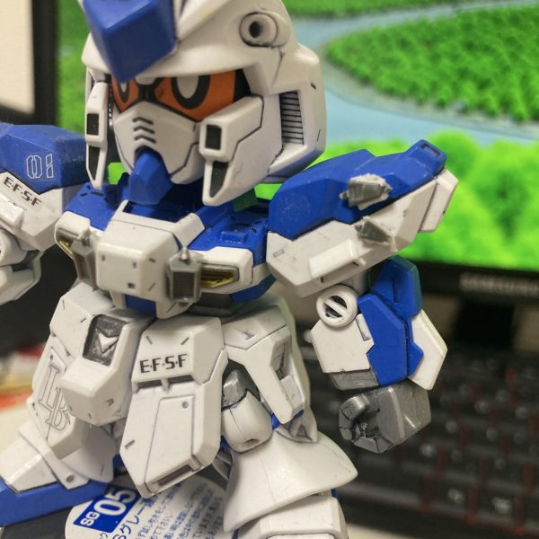 量産型νガンダム！次はSDのHiνガンダムを量産型に改造しようと思います！今回はカラーリングだけじゃなくて、完全に別モノになってしまうので、ミキシング、プラ板工作、ディテールアップパーツを駆使して改造していきます。ワーハジメテバッカリ‥‥個人的に量産型νはインコムのイメージなのでファンネルは撤去します。その代わりにインコムユニットなんだけど、SDサザビーのバックパックが使えそうかな‥‥でも、バーニア部分は完全自作になりそう。プラ板組み合わせて挑戦です。胸の排気ダクトはwaveのU-バーニアフラットを使用して縦のダクトを追加。肩の窪みは、いっその事そういうモールドにしてしまえという事で、コトブキヤの角モールドⅡの三角形を貼り付けようと思います。さてさて、どうなる事やら！（3枚目）