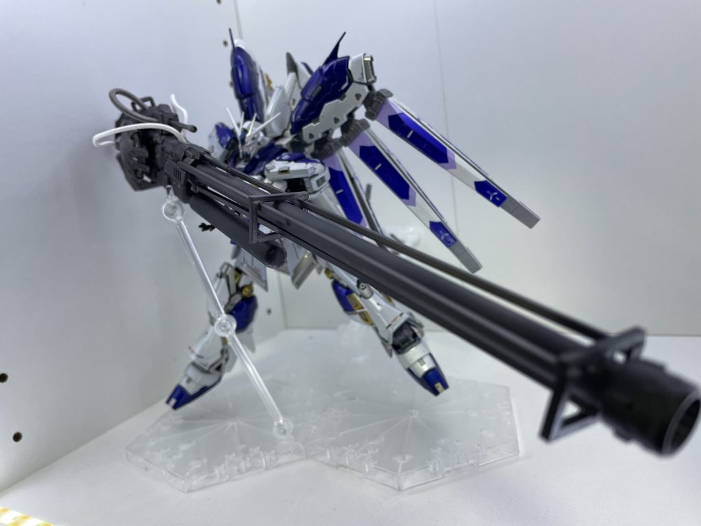 全長30センチのハイパーメガバズーカランチャーです。大きすぎて画角に入らないです。ベースはコトブキヤセレクターライフル後はプラパイプとプラ棒でつくりました。