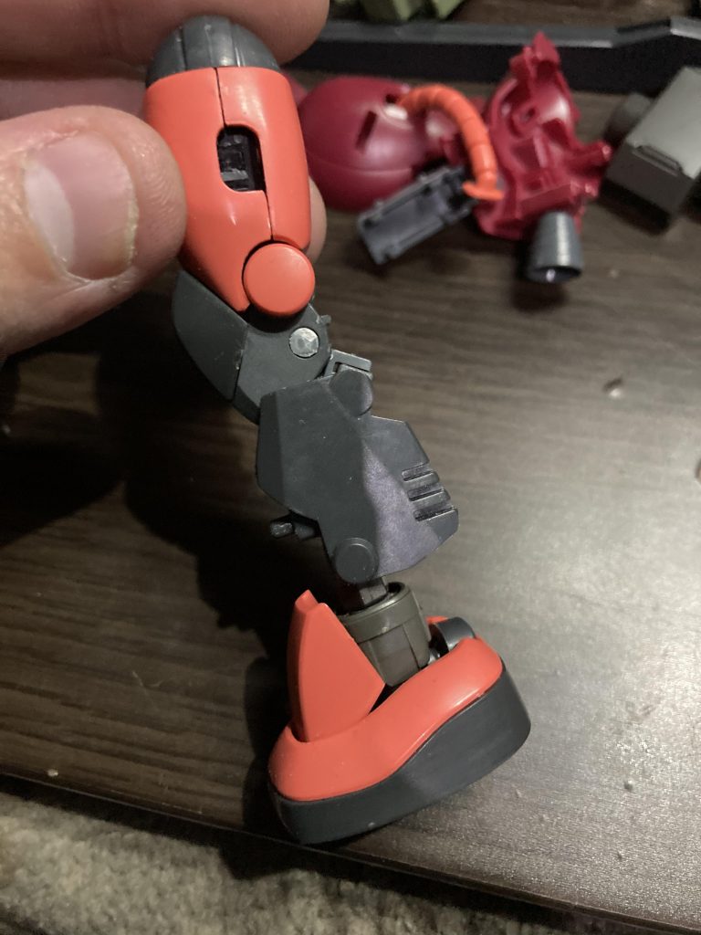 全体のプロポーションを調整するために足首の長さは調整してあります