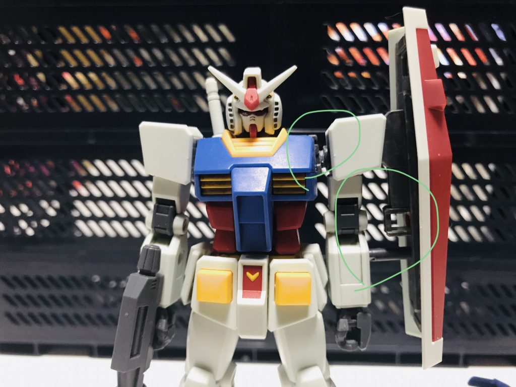 しかし、・肩アーマー位置変更(無改造です)・シールドにジョイント追加、位置変更、2枚に・ビームサーベル排除・胴体ボールジョイント切り落とし(もう1キット使用)・Gパーツの肩軸に接続するパーツを薄く削るすると…