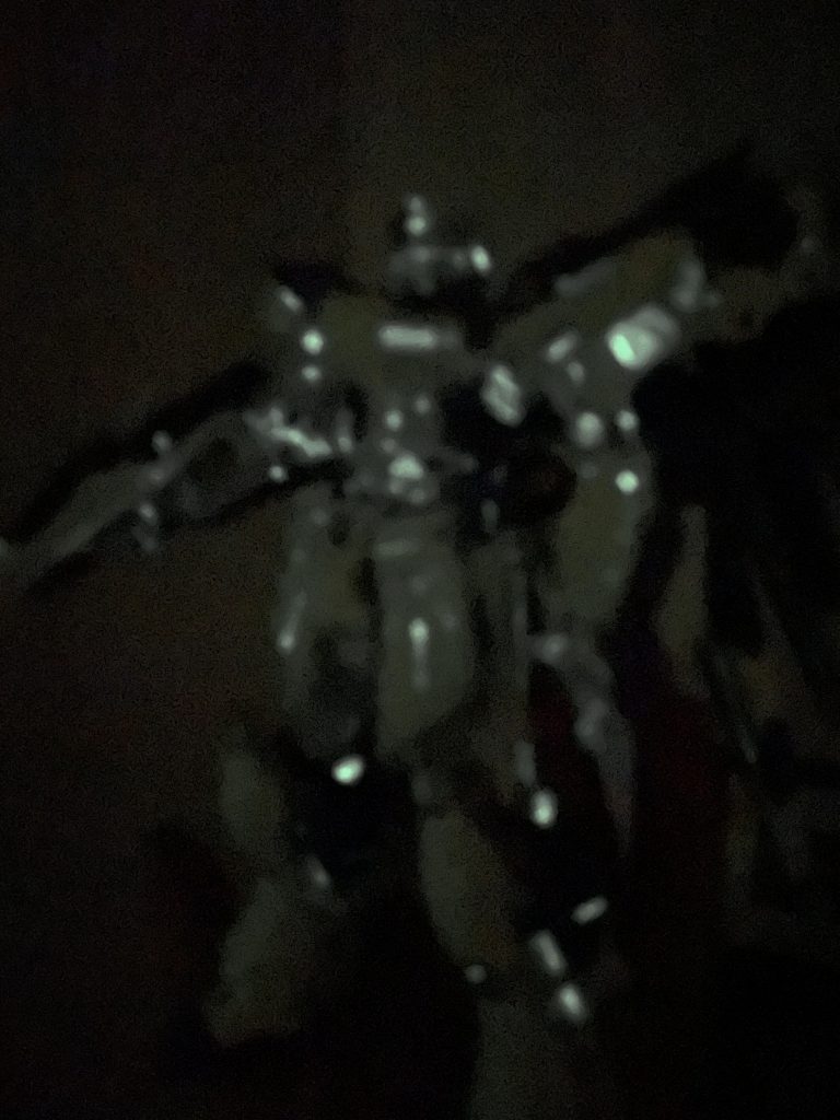 夜光塗料も混ぜ込んでるのでブラックライトがなくても光ります