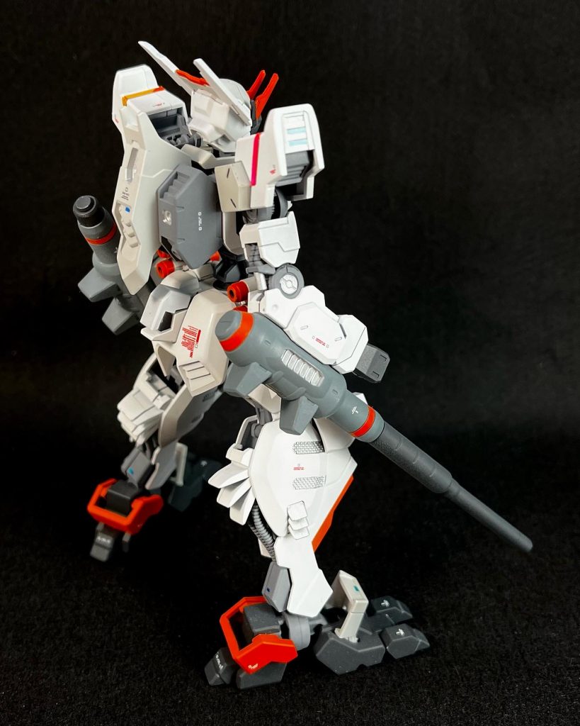 蛍光オレンジの塗分けはクラフタさんの動画で上がっているように、付属のホイールシールを使っております。しっかり指でペタペタしないと粘着力が強すぎてはずれにくくなります。