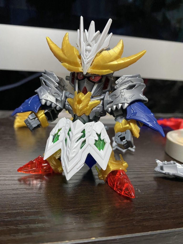 まずは目から。司馬懿の目を移植。サイズと形状異なるので切り取って貼り、黒塗りしています。ヴァルキランダーの角とナイトストライク兜がベストマッチしました。 