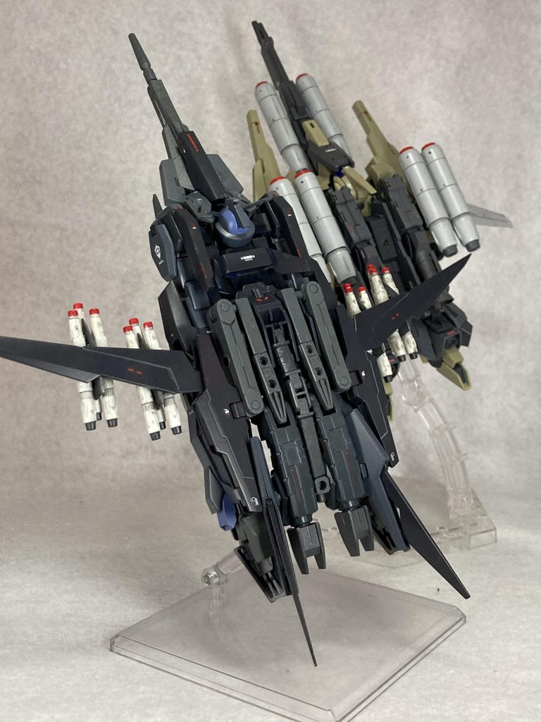 設定としては防空や制空権確保を目的とした装備でノーマルのストライダーフォームを超えるほどの機動性を確保空戦をメインとするために従来機ではなかったミサイルを装備させるなど戦闘機に近い運用を行う為の装備になっているMS状態の時でも空中での戦闘を考慮してサーベルは内蔵型を使用しウィングにマウントされているミサイルはMS状態で使用可能戦域突入用ブースターは文字通り戦域へ即座に突入するための装備で到達後はパージする機体名称はエクスカリバーの別名称から来ている