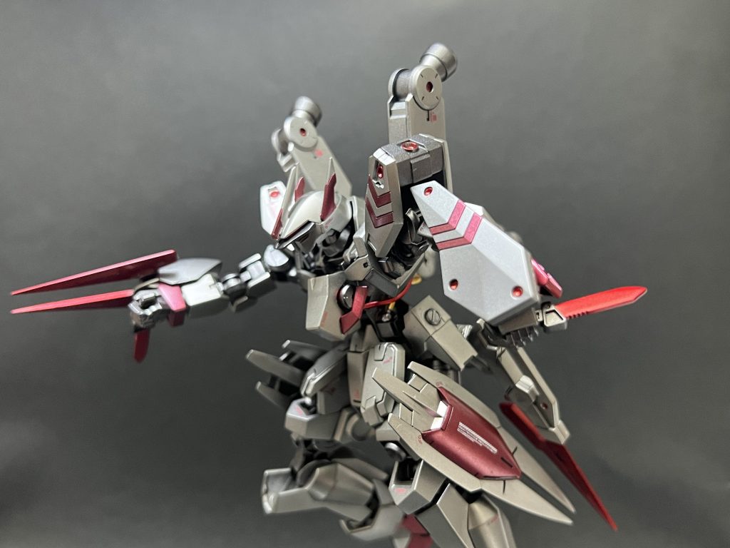 搭乗者のシクラーゼ・マイアーは設定上殺し屋なんだし色々な武装使ってるだろうなと思い、武装は色々作りました。キマリスヴィダールより刀とシールドシュヴァルベグレイズよりワイヤークロー×2フルセイバーよりガンブレイドセカンドリバイよりナイフ×2