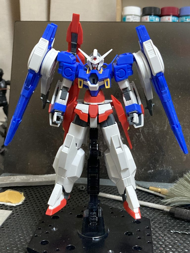 手を加える前の状態まず、メイン武器を右肩後ろにマウント出来る様にしました(無理矢理)ここから首の延長、太ももの延長、足裏とサイドスカートの肉抜きをパテやプラ板での埋め、腰の延長をしました。