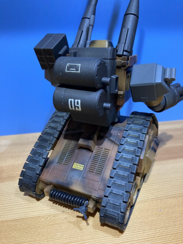 背部。牽引用のワイヤーはプラ棒にB3グフのヒートロッドをくるくる巻き付けてあります背中は何かのタンク