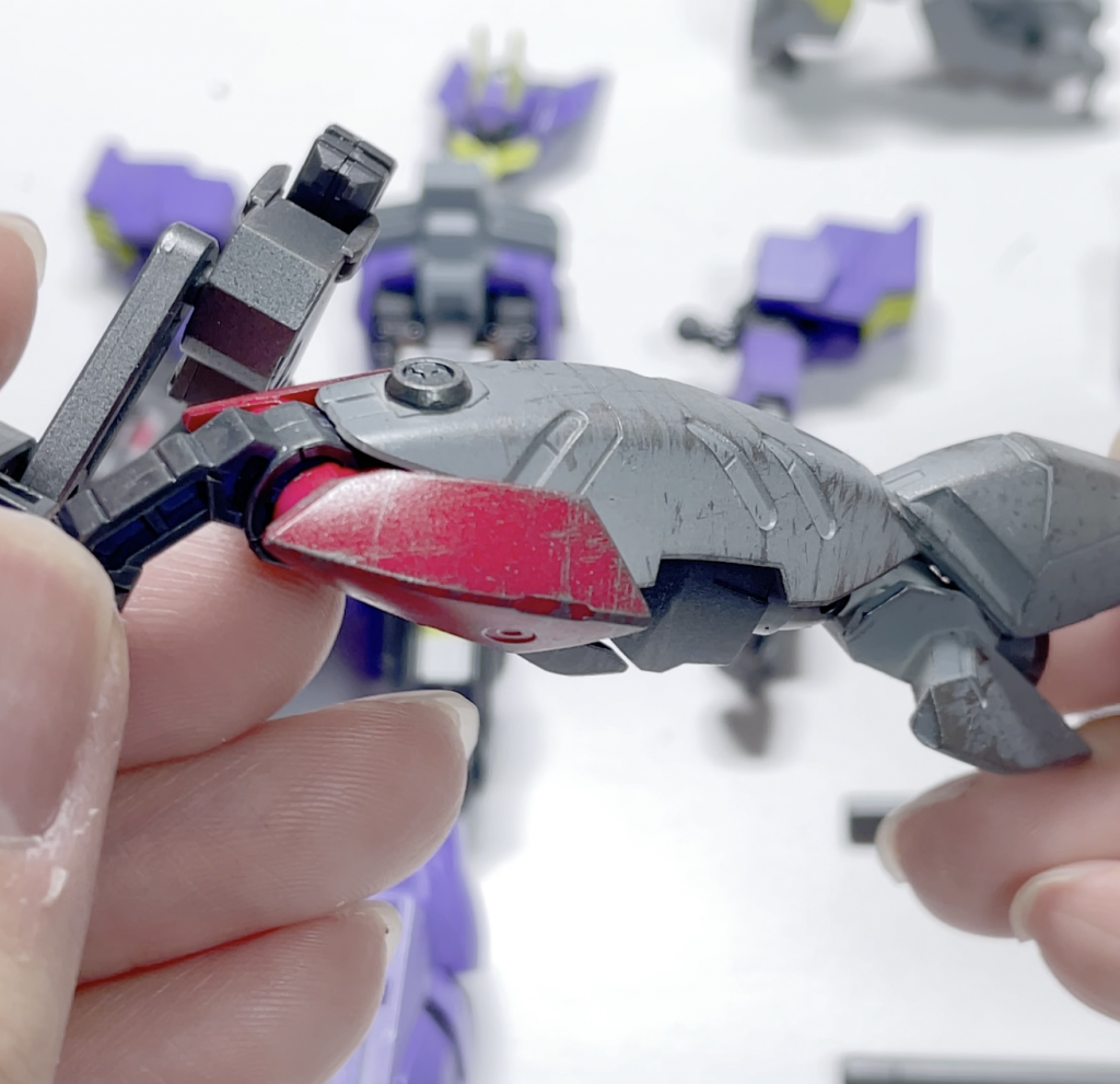 エアブラシが詰まって仕方ないので、ファレホシンナーから精製水に薄め液を変更したのですが、塗膜が著しく弱く…。特にグレーがすぐ擦れてボロボロになるので、いっそ汚し塗装しました。