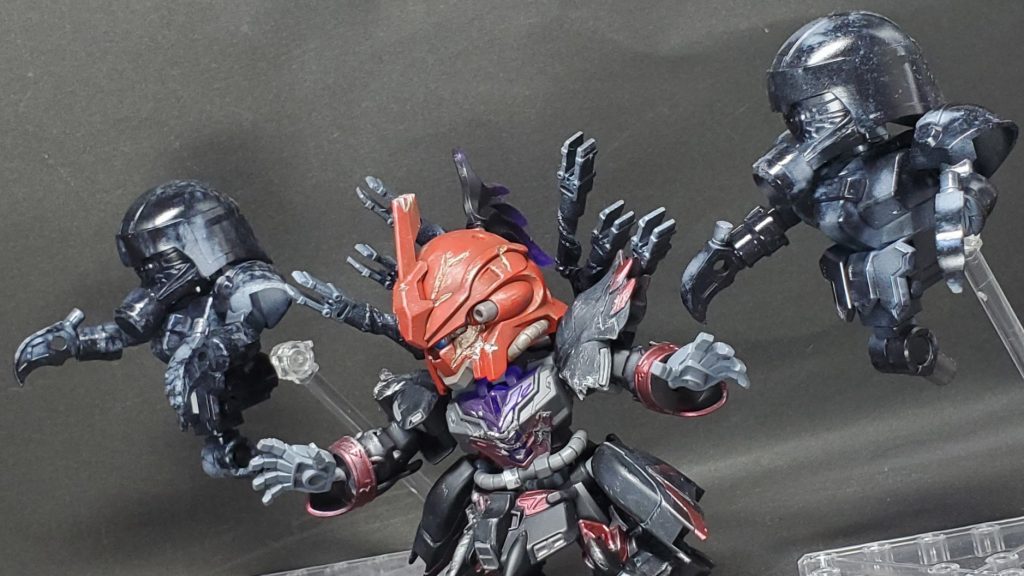 背中の亡霊を解き放ち意のままに操ることができる。