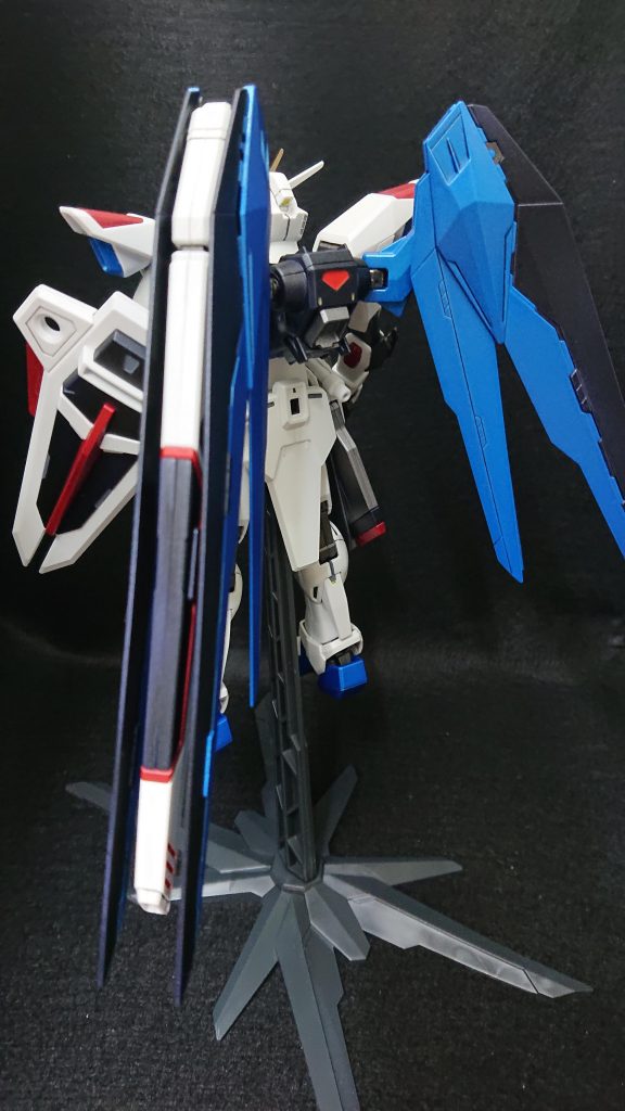 部分塗装にタミヤのエナメル塗料・メタリックブルー・フラットブラック・フラットレッド・ダークグレイセンサー部分にはMr.メタリックカラーGX・メタルイエロー