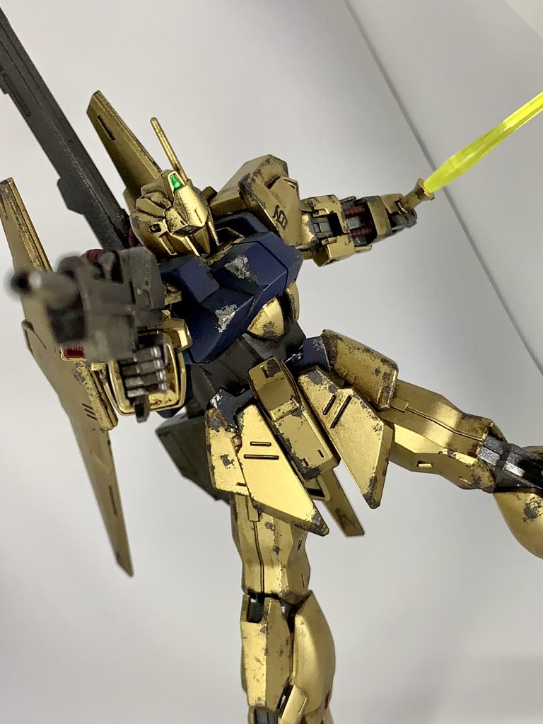 スポンジの破片でチッピングを行なっています。イメージはグリプス戦役後半の百式。使用色は水性ホビーカラーの焼鉄色です!(新版の焼鉄色がつや消しじゃなくなってて棚から昔の塗料を取り出したりしました…)