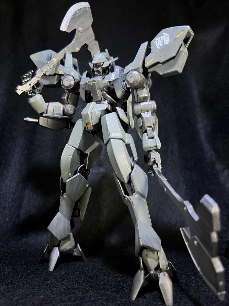 水性ホビーカラーで塗装してます。装甲:メインが濃緑色2、胸部と脚部の一部は濃緑色1フレームと武装:焼鉄色アクセントにだいだい色を入れて、アックスの刃は銀色です。