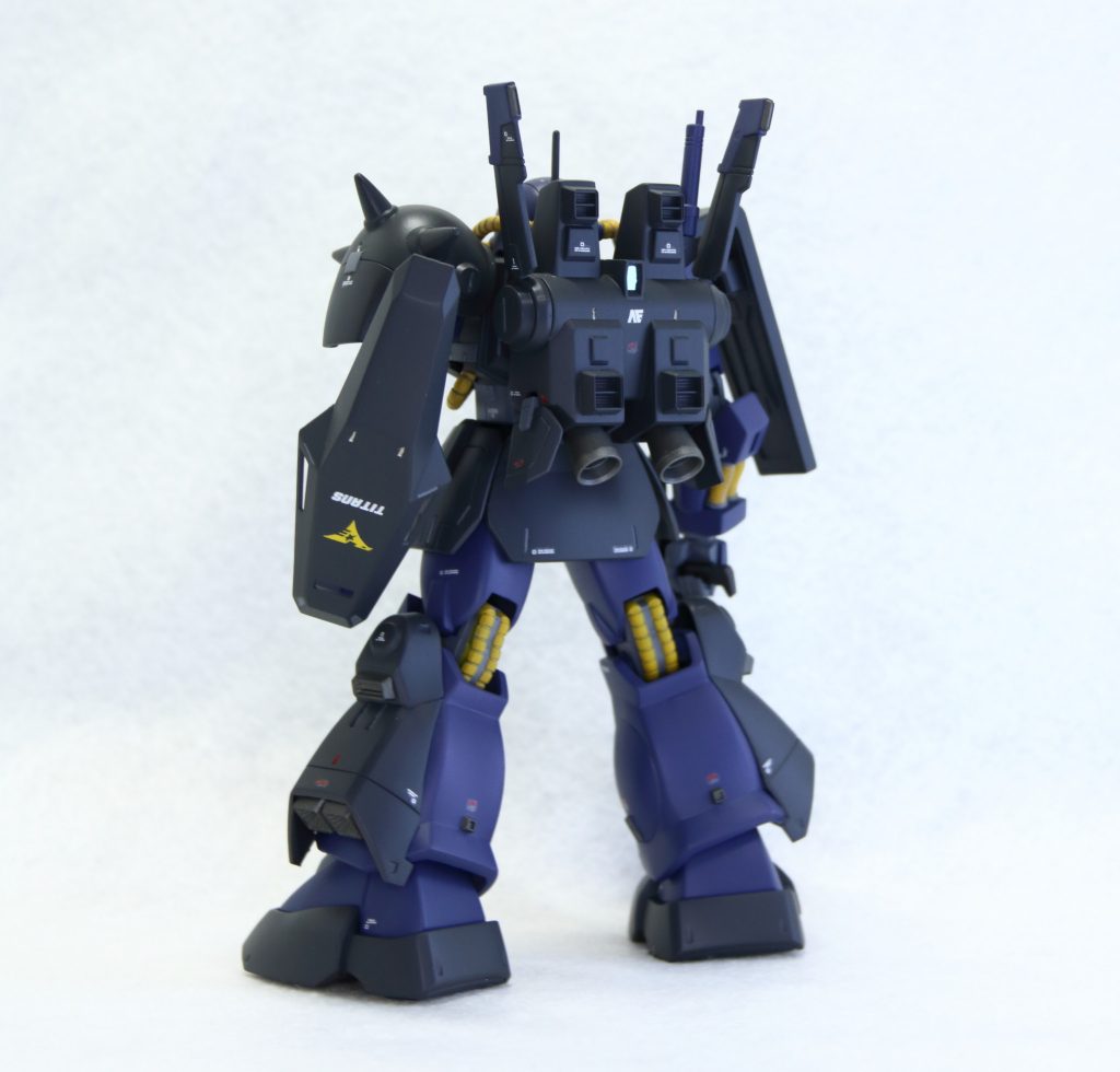 各部スラスターは角型のものや大型のものに変えています。全体的に連邦・ジムチックな雰囲気に。ビームライフルはHGUCマラサイの物にヘイズルのEパックです。イメージとして