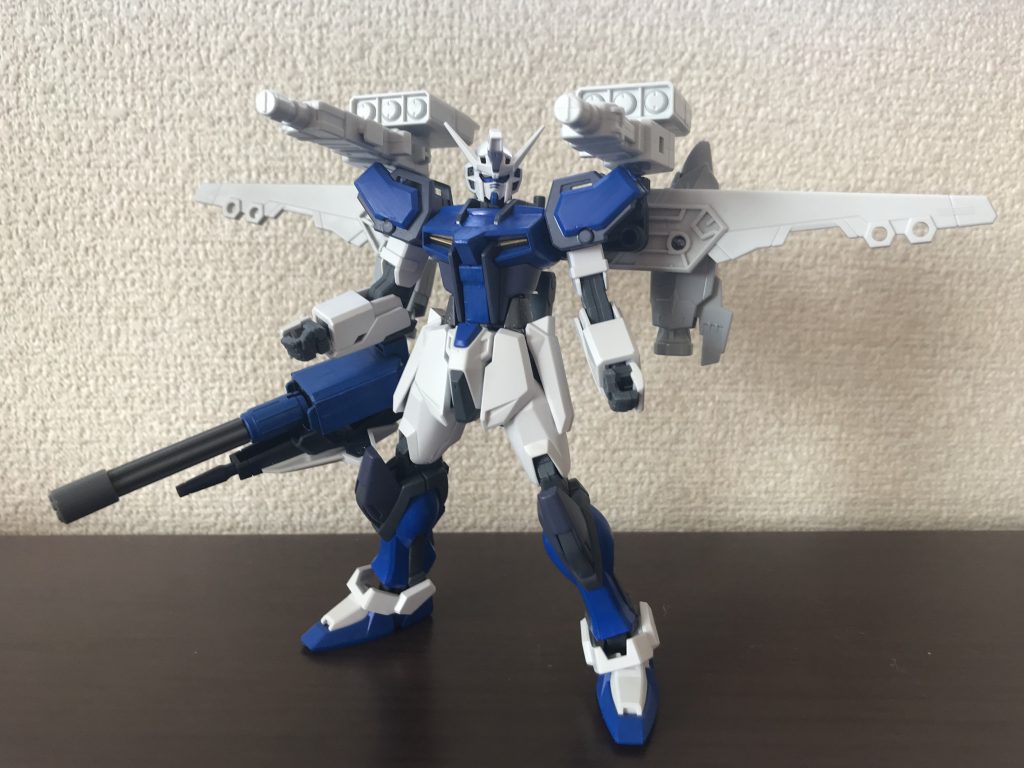 ガトリングブースターストライク背部に装備した巨大なウィングと2機のブースターを使用することで飛行が可能で空中戦を得意とする。腕部に装備しているガトリングや背部のミサイルなどを使用して空中や地上にいる相手を戦闘不能にさせる。