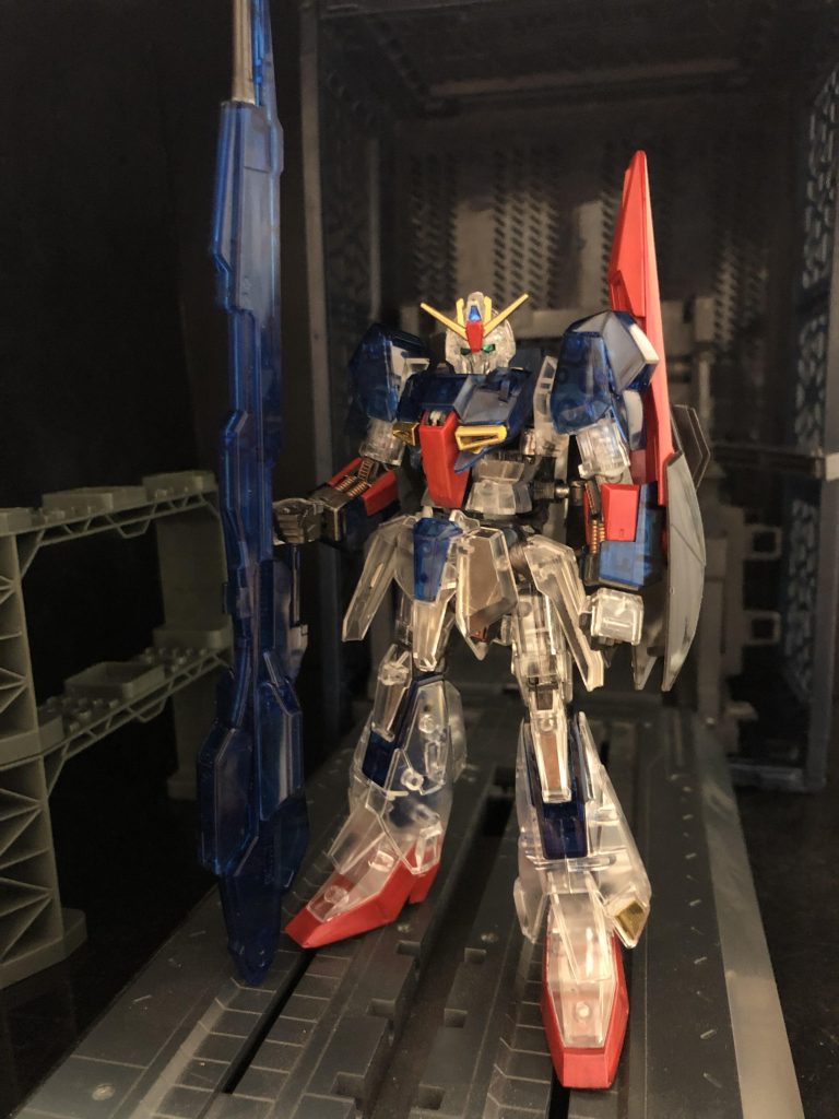 −アーガマ艦内−カミーユ「アポリーさん、なんですか、この透明なZガンダム!前回には普通のZガンダムが届いてたじゃないですか。どこ行っちゃったんですか!?」アポリー「詳しい事は俺にも解らんよ。」アストナージ「俺も初めて見るよこんな透明なのは。」カミーユ「誰か事情を知ってる人は居ないんですか!?」oyz「お困りの様だね?諸君。」カミーユ「あ!貴方は!っていうか、また貴方ですか....。」oyz「そのリアクション、微妙に精神的ダメージになるので止めて頂きたいな。」カミーユ「このZガンダムは貴方が?」oyz「そう、私が新たに制作した物だ。」カミーユ「なんなんですかコレ?」oyz「このZガンダムのキットは、三部作劇場版Zガンダムを映画館で公開した時に、その場で販売されていた劇場限定版のクリアカラーバージョンZガンダムだ。“星の鼓動は愛”って書いてあるから、その時に販売してあったのだろう。知らんけど。」カミーユ「だろう、って。観に行ったんじゃないんですか?」oyz「残念ながら行っていないのだ、家庭の事情でね。ガンダム?映画?ふざけんな!と嫁さまに一蹴されてしまうのでね。」カミーユ「そうですか...。」oyz「その事情の為、ナラティブもハサウェイもドアンも劇場で観る事は叶わないのだよ。これからやるであろうガンダム映画は全てね。残念ながらね。」カミーユ「....悲しいね....。」oyz「そうだな...。」カミーユ「でも、それならどうやって入手したんですか?」oyz「たまたま、中古屋さんに寄った時に見つけてね、購入したんだよ。」カミーユ「それはラッキーでしたね。」oyz「そうだな、ラッキーだった。しかし、同時に販売されていたクリアカラーバージョン百式は、所持金の関係で購入は叶わなかったよ。」カミーユ「....世知辛いですね...。」oyz「そうだな...。世の中、なんでも思い通りにはならないものさ。」カミーユ「大人って大変なんですね。」oyz「ああ....そうだな...。だが個人差はあるさ。希望を持つんだ。」カミーユ「ええ...。」