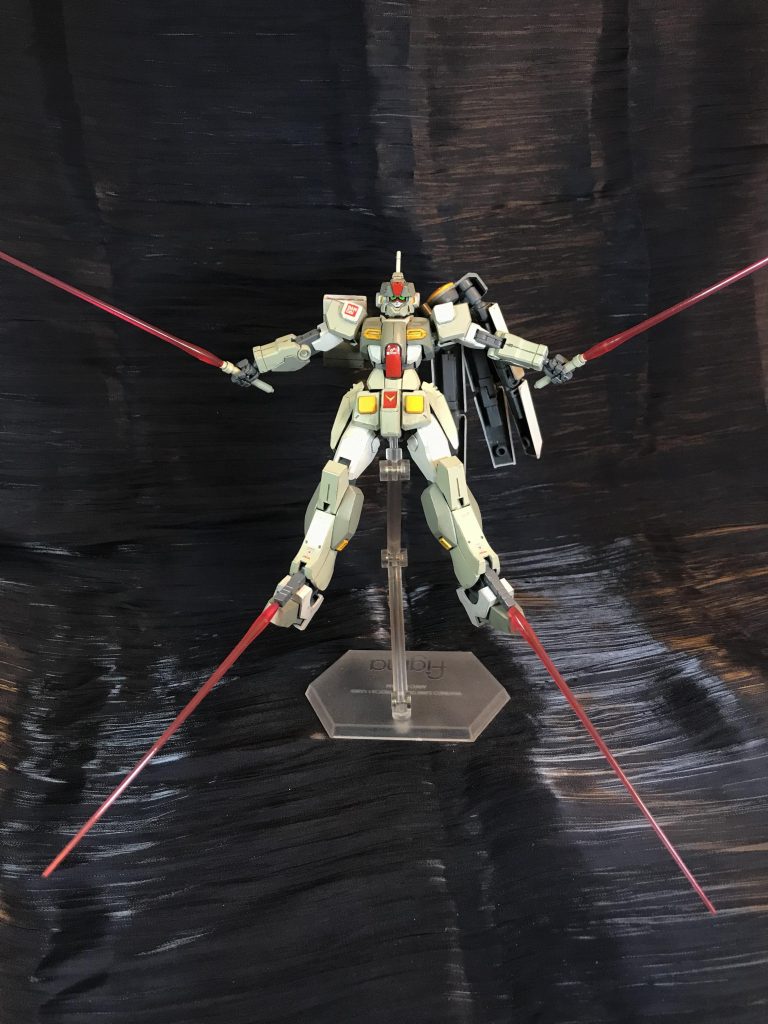 落下しながらの攻撃法として脚部にもビームサーベルを装備。