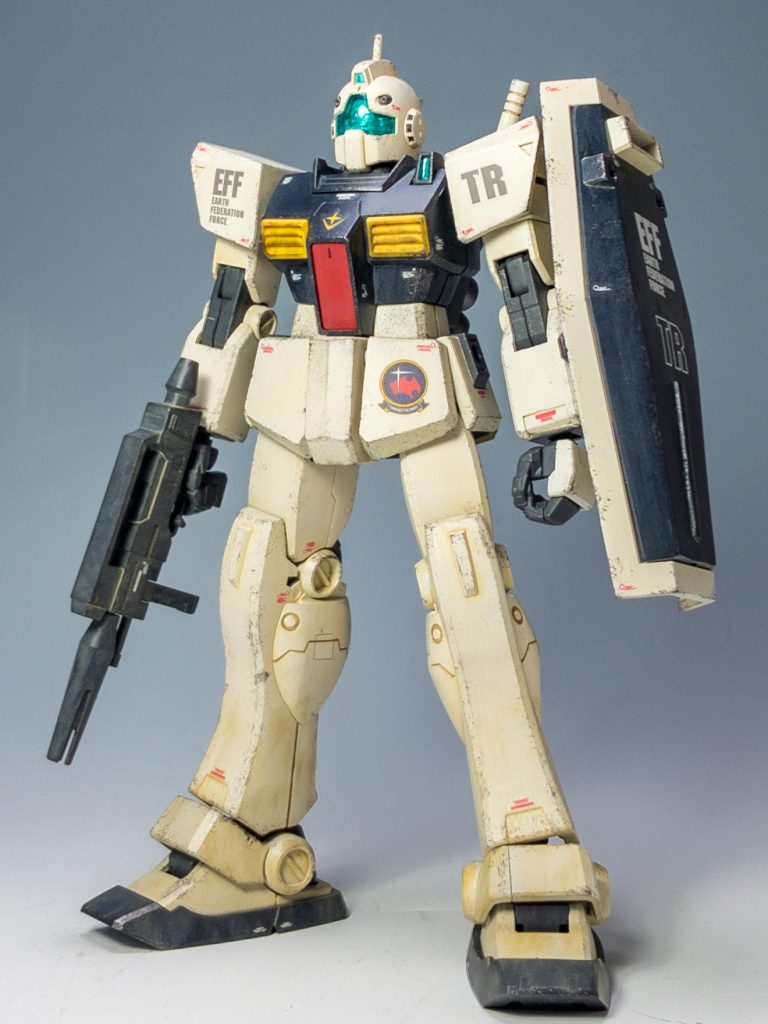 パーツを組み替える事で、ジムIIUC版を再現出来るようにしました!両肩と左の下腕部を差し替えです。