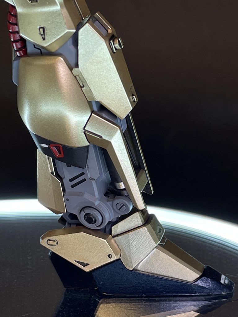 今回のお気に入りポイントですよ唯一の自慢というか、アピールポイントは、脛部のシリンダーを作り直したというところ。色分けと、マイナスモールド入りの、軸部分がお気に入りです!作るの楽しかった!