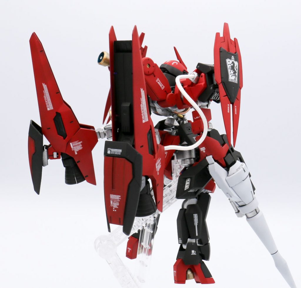 背部バーニアと本体の動力ケーブル連結は長さに悩みましたが、いい感じに稼働域と見た目を両立できたと満足してます。脳内設定パイロットはガエリオなのでボードウィン家のマーク貼りました。まあ、ジュリアの試験機ならこの頃はヴィダールと名乗ってるんで矛盾するんですけどね…