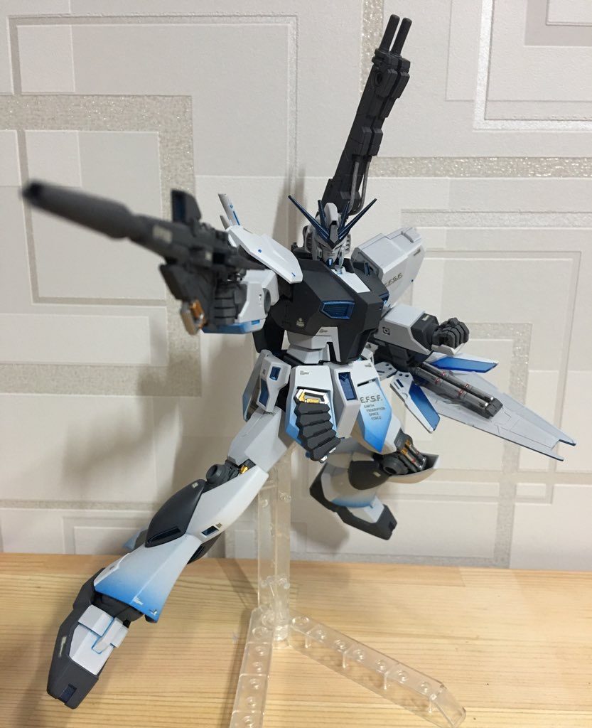 アクションポーズ。ビームマグナム、片手で撃ったら危ないよ！