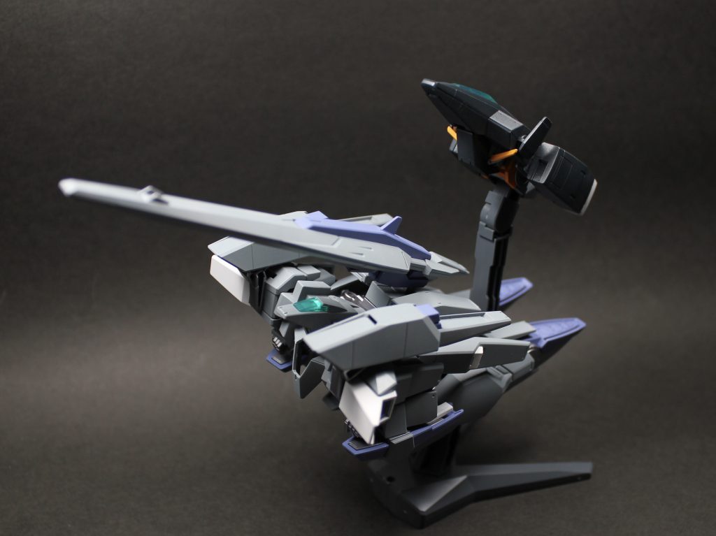 分離変形します。HGゼータのように基部のパーツが変形専用のものが用意されていて、差し替えにより無理のない変形を実現しプロポーションも良いです。頭部の根本から外れてコアファイターに変形するあたりには感服しました。