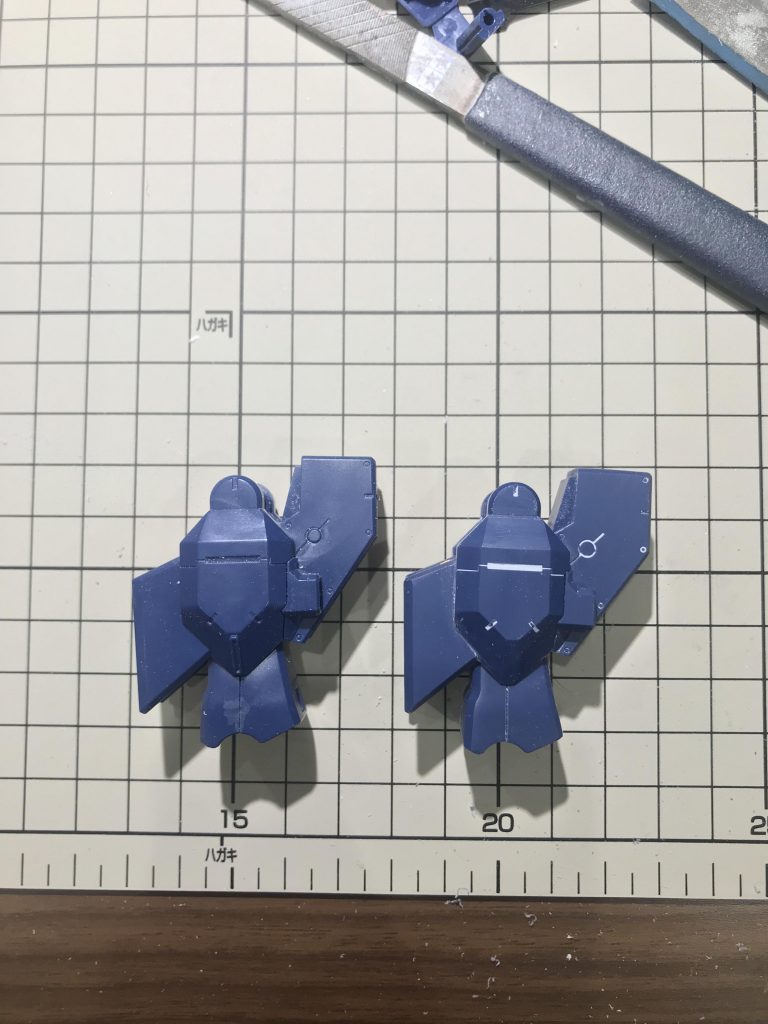 左が加工前、右が加工後です。バンダイ特有のエッジを無くし、パキッとしたエッジをめざしています。