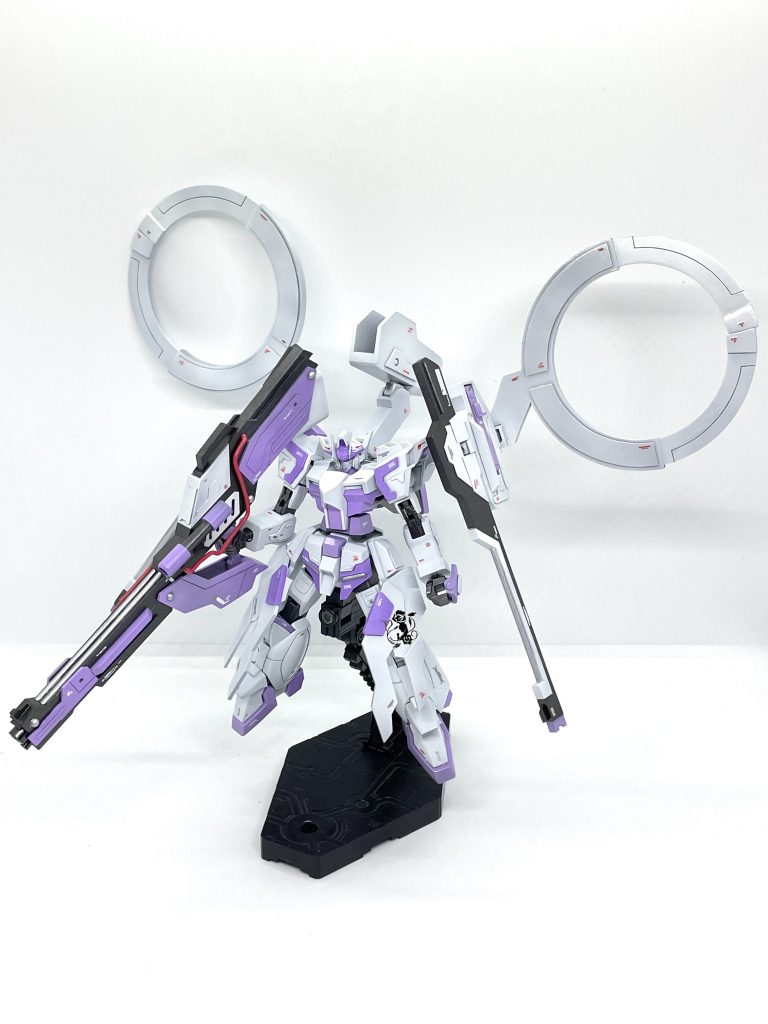 レジェンドガンダムをベースにプラ板とプラ棒で改造しました。ドラグーンを全て取り払い、ヴォワチュールリュミエールを搭載しています。