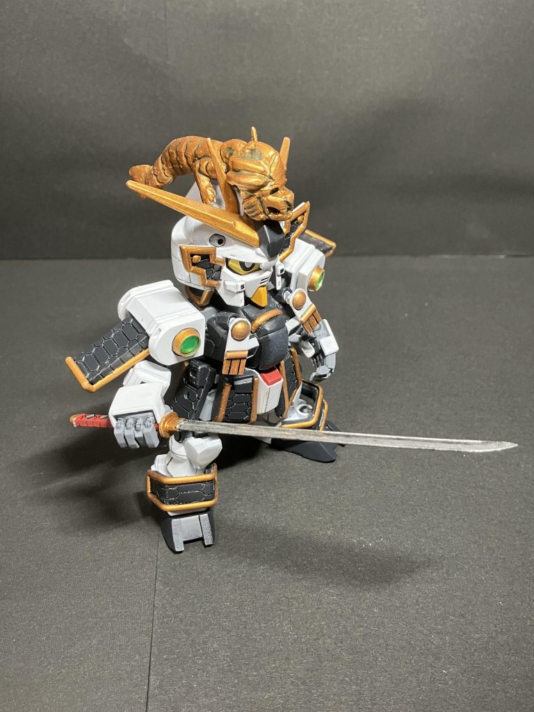 手をエモーショナルマニュピレータに交換しているので刀を持たせる事も可能です。