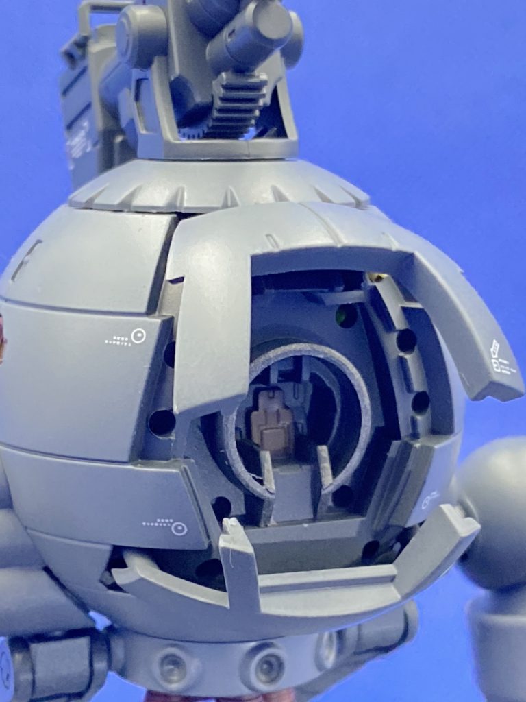 コクピットは元々クリアパーツから覗くシートが作り込まれている上、上下に開けと言わんばかりのパーツ構成だったので、思いつきで追加しました。実際に開閉するギミックの組み込みは大変なので、パーツ固定用のピンを刺す穴を、キット純正の水平穴に加え、斜めの穴を掘りました。ピンを抜いて斜め穴に刺せばハッチが開いた状態に固定できます。この際ボディが干渉する部分は削り込みました。塗装はエアブラシでメカサフスーパーヘビーから各色を立ち上げ。コクピット内は面相筆、コクピット窓とバーニア内は蛍光塗料を吹いています。可愛さを残したかったので、控えめにデカールを貼り、艶消しトップコートでフィニッシュです。