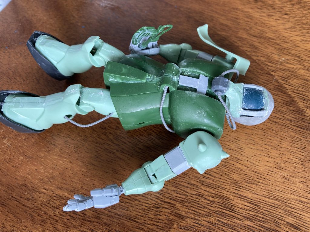 違和感を出したくてボディカラー、動力パイプ、手脚の大きさや所々の位置、バランスをあそんでみました^ ^イラスト風に濃く短期間でウェザリングした為、フィルタリングに負けてパテ埋め箇所が割れてしまう事態に…