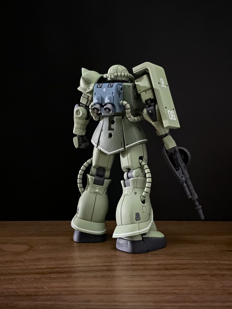 C-6/R6型キットではドラムマガジン式のザクマシンガンが付属していなかったので、オリジンのシャアザクキットから流用しました。