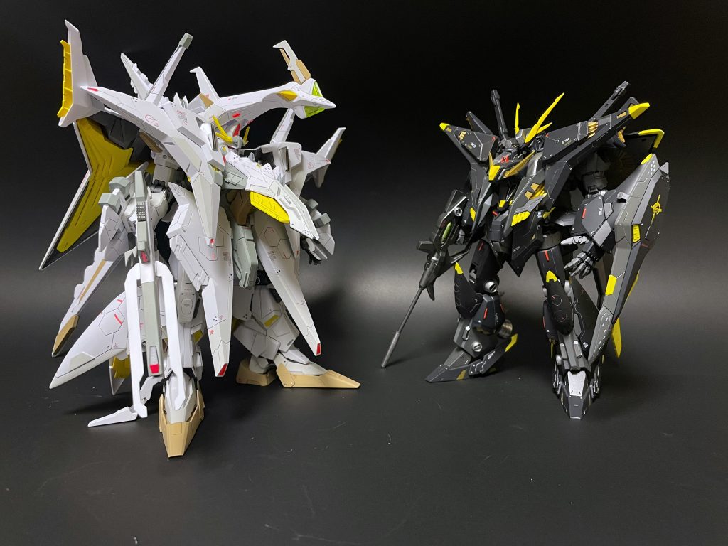 前作クスィーとの2ショットです。イエロー部分は両機ともガイアノーツのサンシャインイエローと蛍光イエローを1：1で混ぜて塗装しているので、同じ色味になっているはず…🤔赤いレッドポイント的な配色も共通させました。クスィーはかなり延長工作しているので背の高さは割と高くなりましたが、ペーネロペーは厚さがすごいですね…笑  